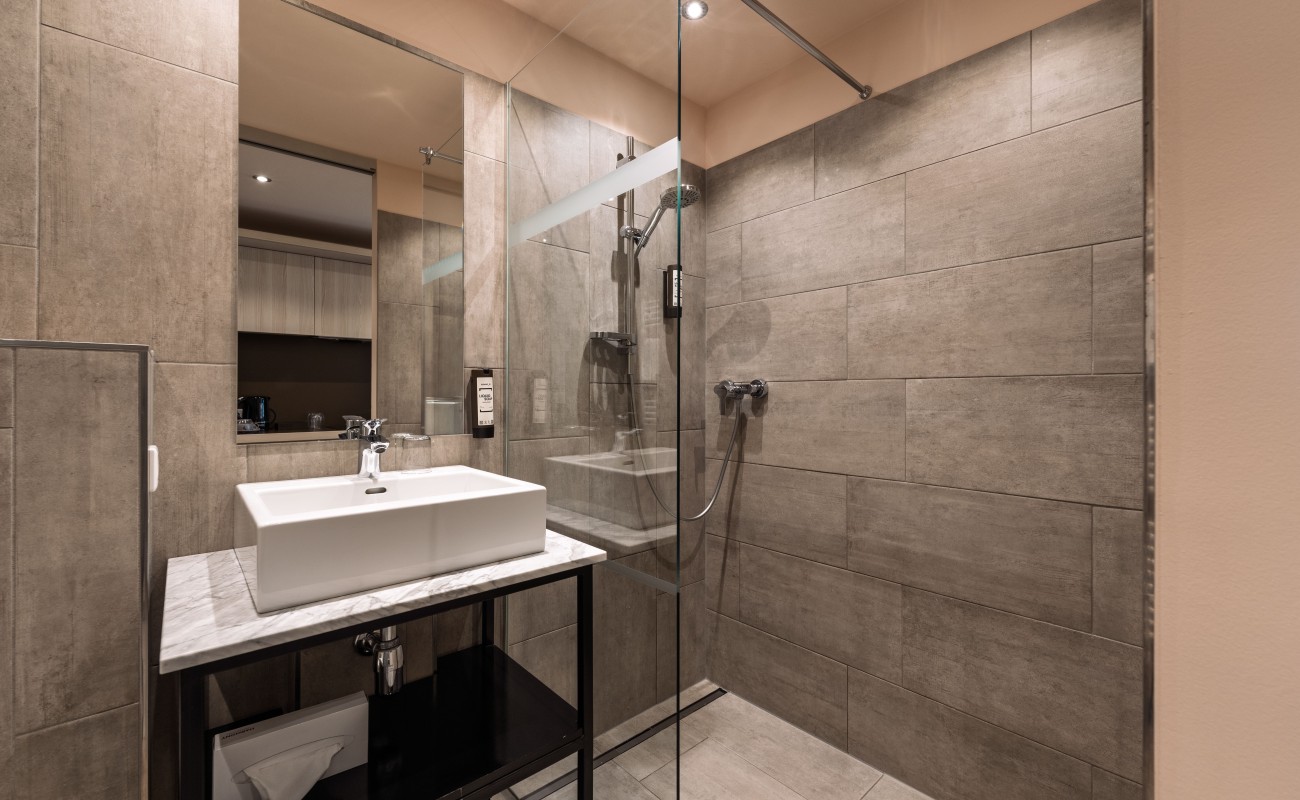 modernes Badezimmer in der Unterkunft Stoanest in Leogang