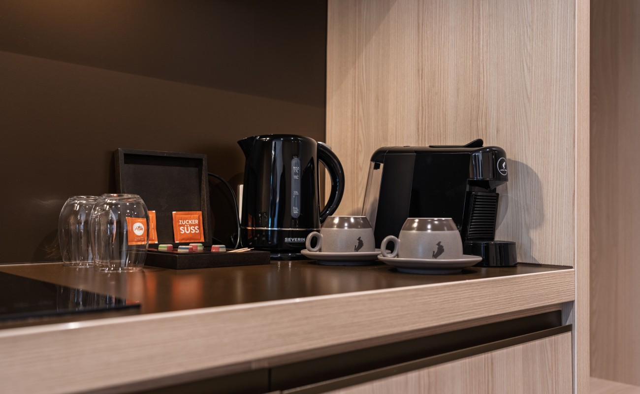 Kaffee und Tee im Zimmer des Hotels Stoanest in Leogang