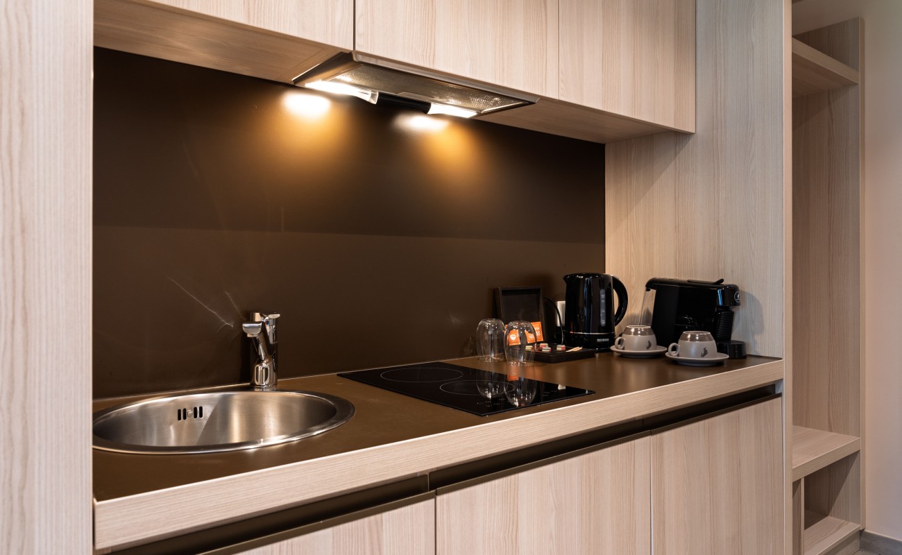 Küche im Zimmer vom Hotel Stoanest in Leogang