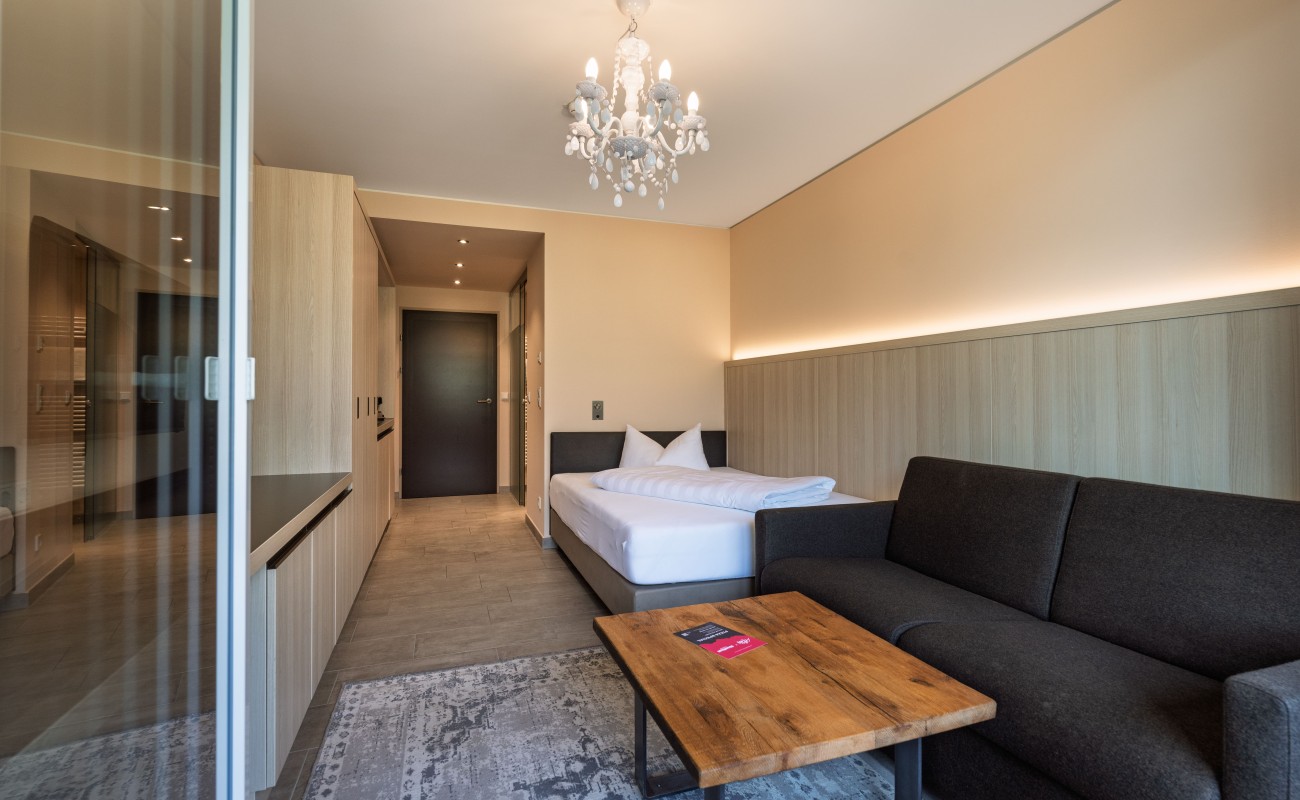 Modernes Zimmer mit Sofa im Hotel Stoanest in Leogang